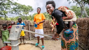 csm_care-sambia-lachende-frau-am-brunnen-2000x1333_58fe2aceec